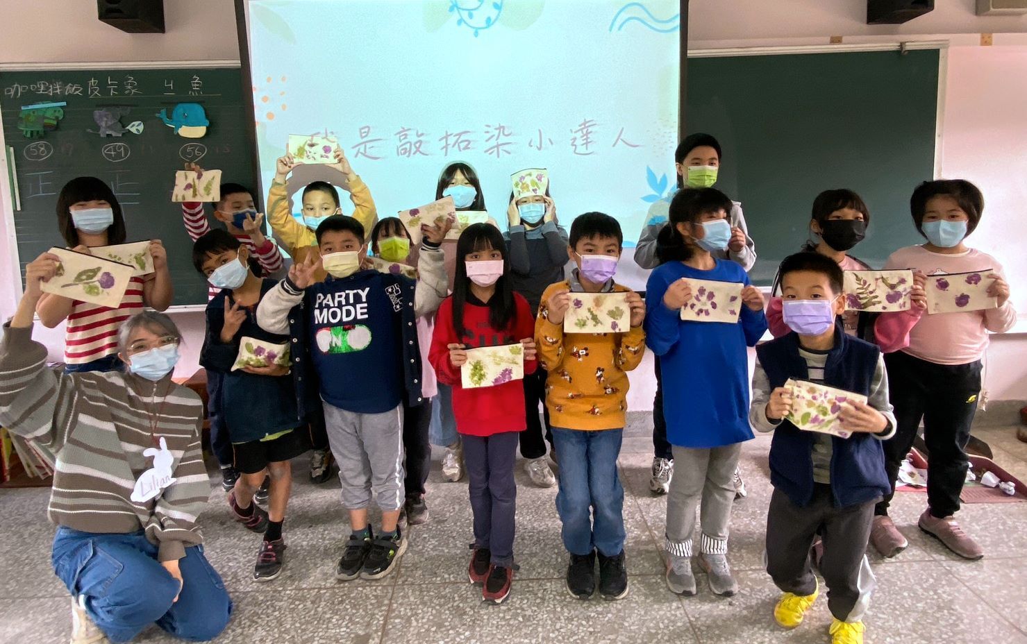 東華大學辦理南華國小寒假英語科技營-中年級敲拓染教學