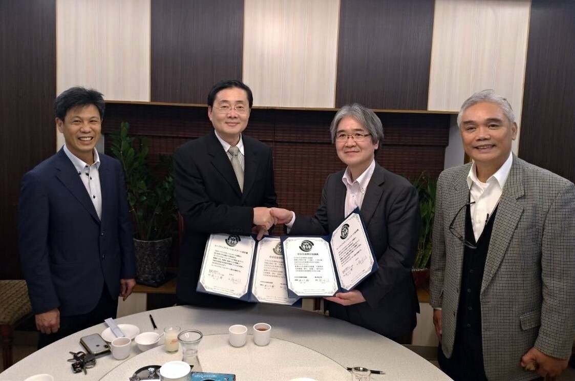 東華大學趙涵㨗校長與日本安全促進學校協議會理事長、大阪教育大學國家學校危機心理支持中心藤田大輔教授簽署「安全促進學校協議書」(2018.12.13.)