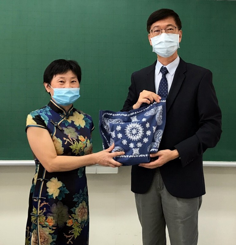 朱副校長致贈授課教師林世悠老師感謝禮品