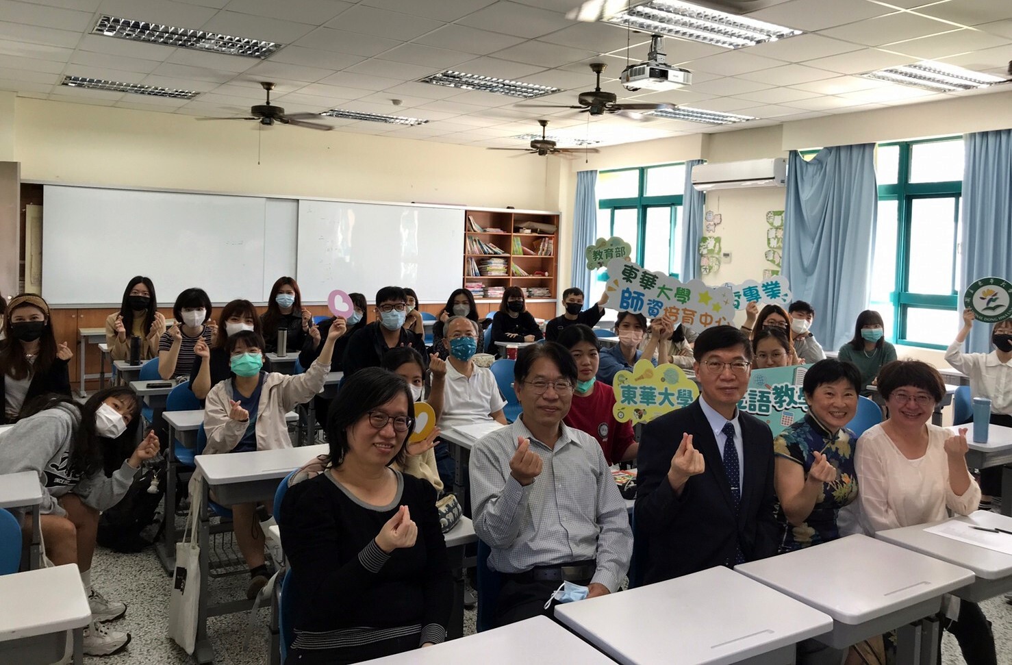 朱副校長與授課老師劉唯玉老師、林世悠老師、師培中心范熾文主任、小特幼學程組蘇育代組長,及全體修課同學合影