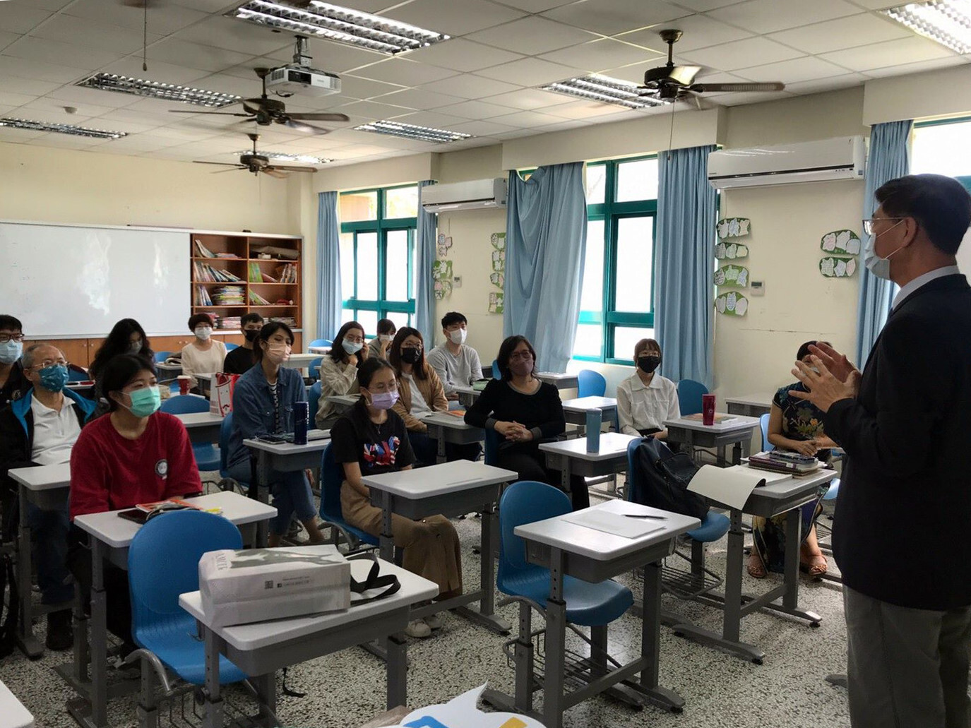 師資生專心聆聽副校長的勉勵