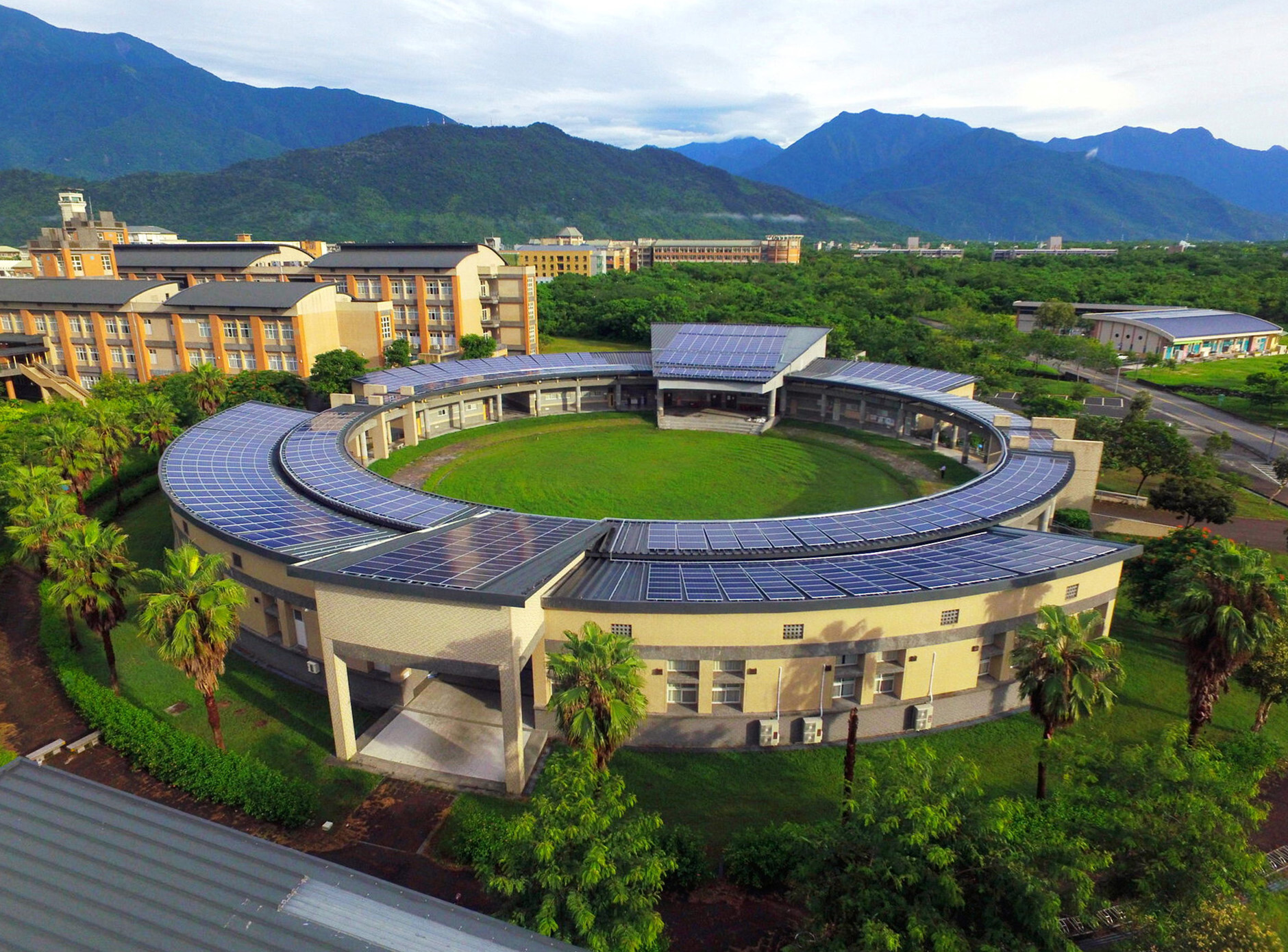東華大學壽豐校區及美崙校區太陽能光電2021年整年度太陽能光電總發電量為3,565,115度,為臺灣整體帶來減碳量為1,789.7 tCO2e(以2020年電力排碳係數0.502 kgCO2e 度來計算)