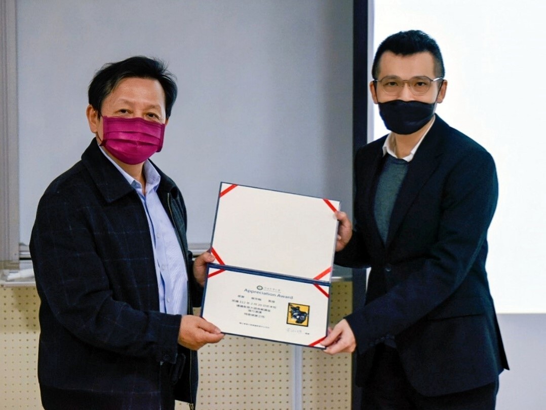 林信鋒副校長頒發感謝狀致意蔡宗翰教授