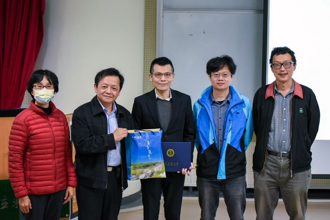 與會師長合影留念(由右至左:張伯浩教授、顏士淨教授、蔡宗翰教授、林信鋒副校長、黃琡雅教授)