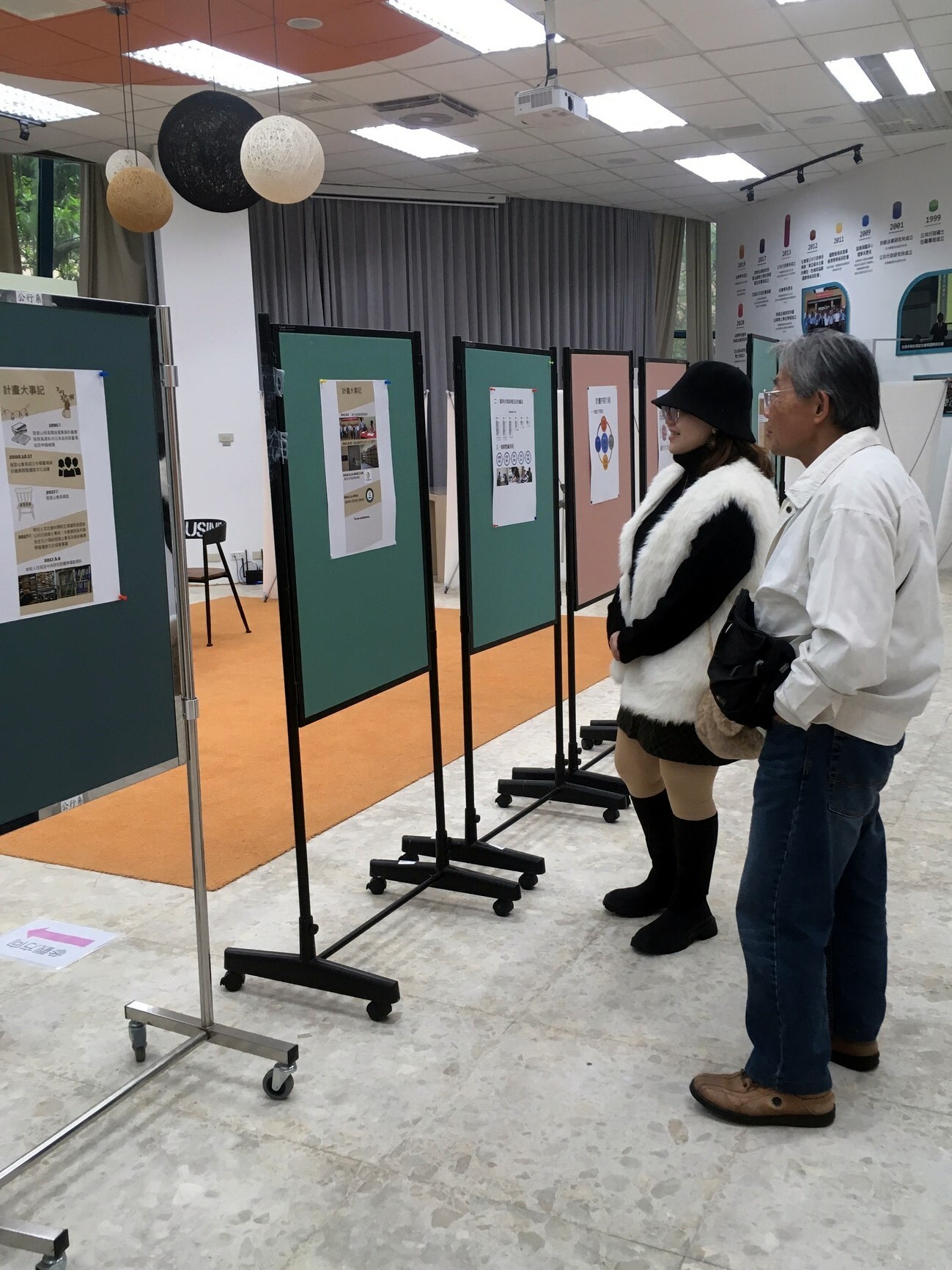 校外人士至展場參觀