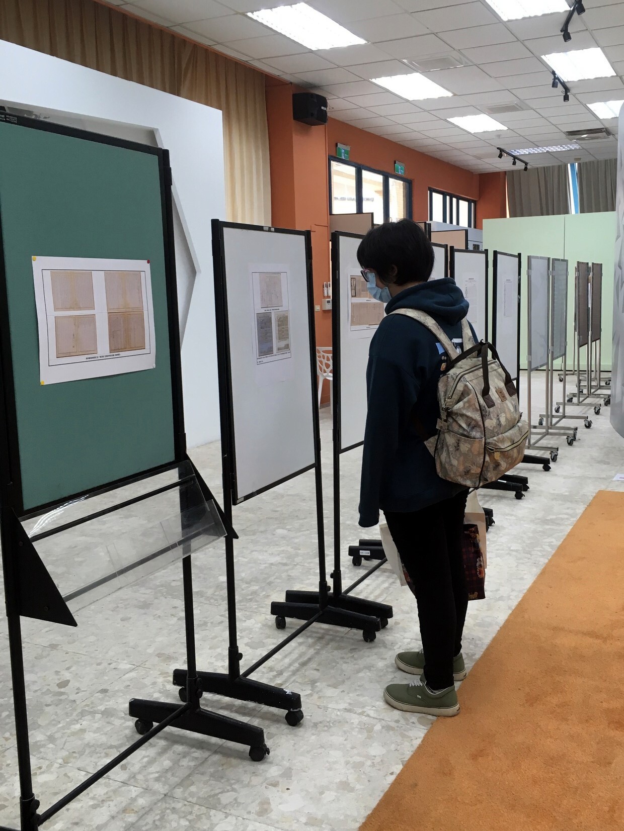 學生觀看代表性文件