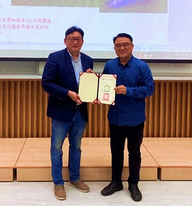 洄瀾學院陳復院長代表趙涵㨗校長為夏允中教授頒發洄瀾學院榮譽教授聘書