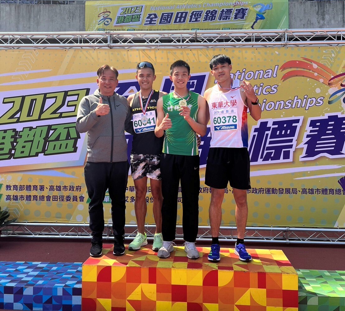 林可威(右一)獲全國港都盃田徑錦標賽110公尺跨欄銅牌
