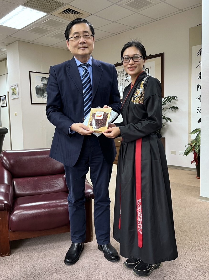朱嘉雯主任帶隊拜訪趙涵㨗校長,阮氏玉賢致贈越南名產草莓乾