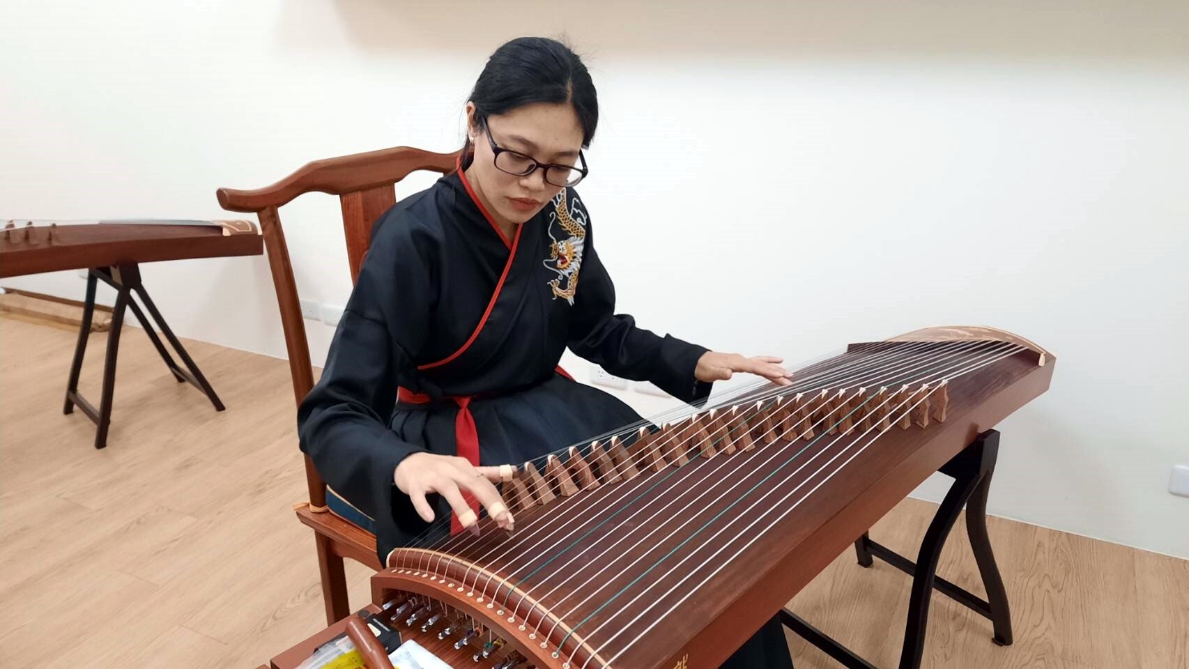 來自越南土龍木大學錄取東華大學華語文教學國際博士班阮氏玉賢於課餘學習傳統樂器古箏