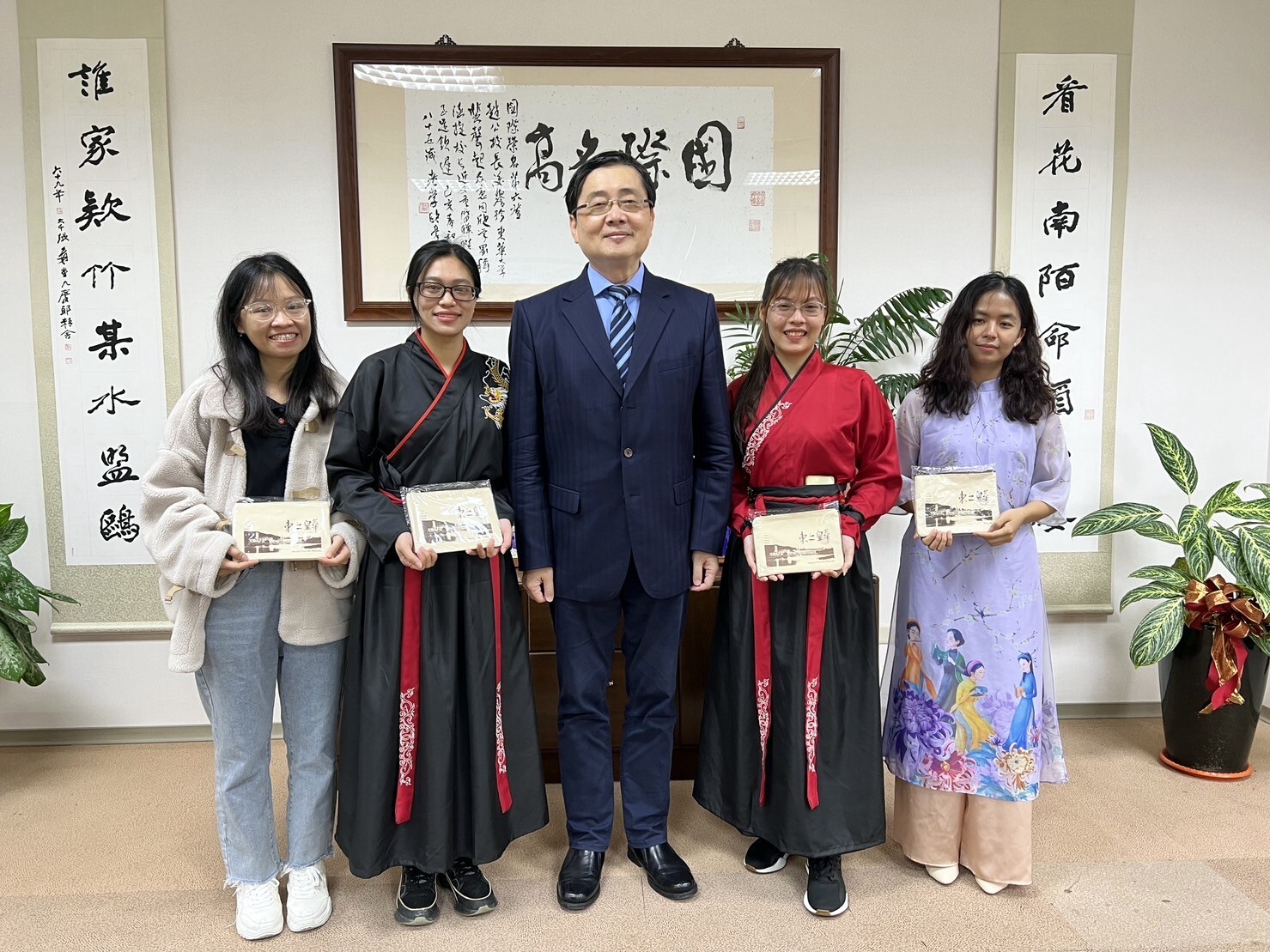 東華大學華語文教學國際博士班同學與趙涵㨗校長合照,校長致贈紀念品,並勉勵同學努力認真讀書