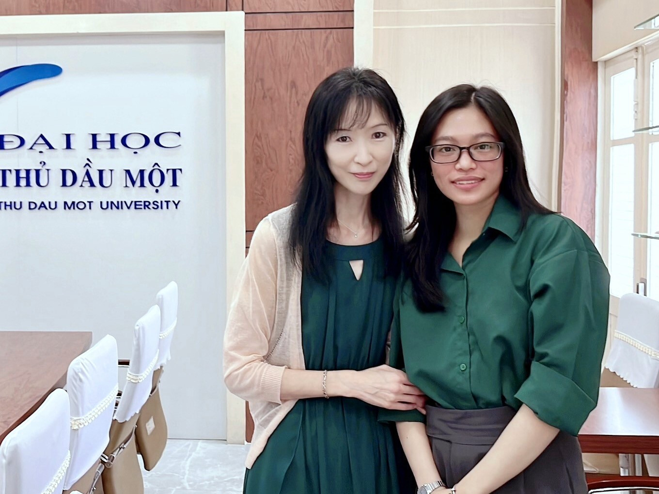 東華大學華語文教學國際博士班朱嘉雯主任於越南土龍木大學與阮氏玉賢同學開心合照