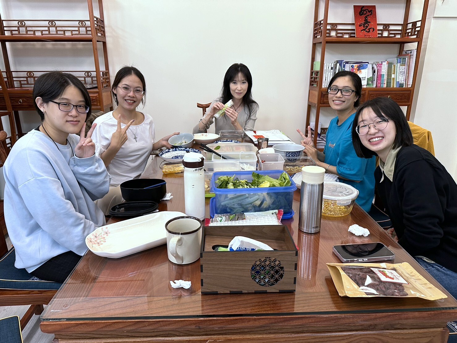 華語文教學國際博士班同學親手製作越南料理邀請朱嘉雯主任及同仁共享