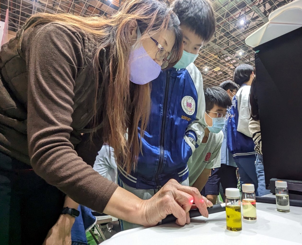 楊悠娟老師帶領同學操作螢光檢測葉綠素之實驗