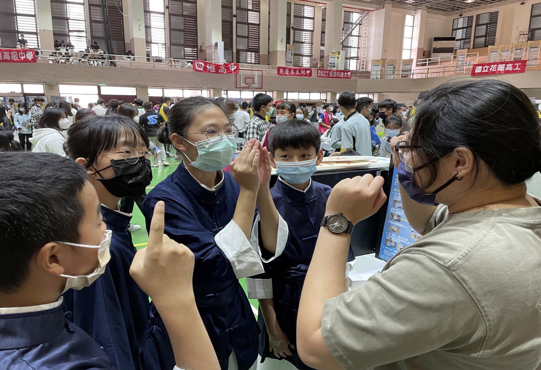 同學正在模擬「上下顛倒左右相反」的實驗原理