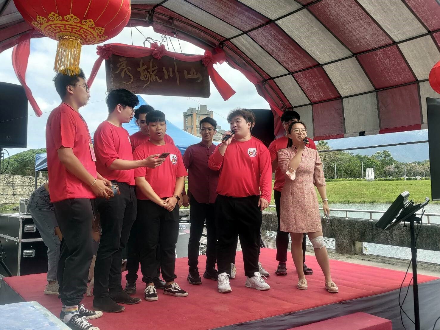 即將畢業之學長姐上台唱歌,並期勉學弟妹珍惜求學時光,認真學習