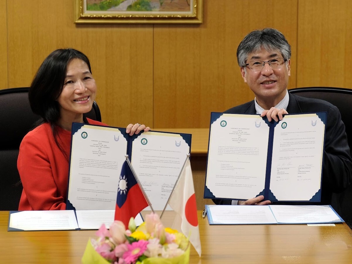 藝術學院徐秀菊院長(左)與岡山大學教育學院高瀨淳院長(右)