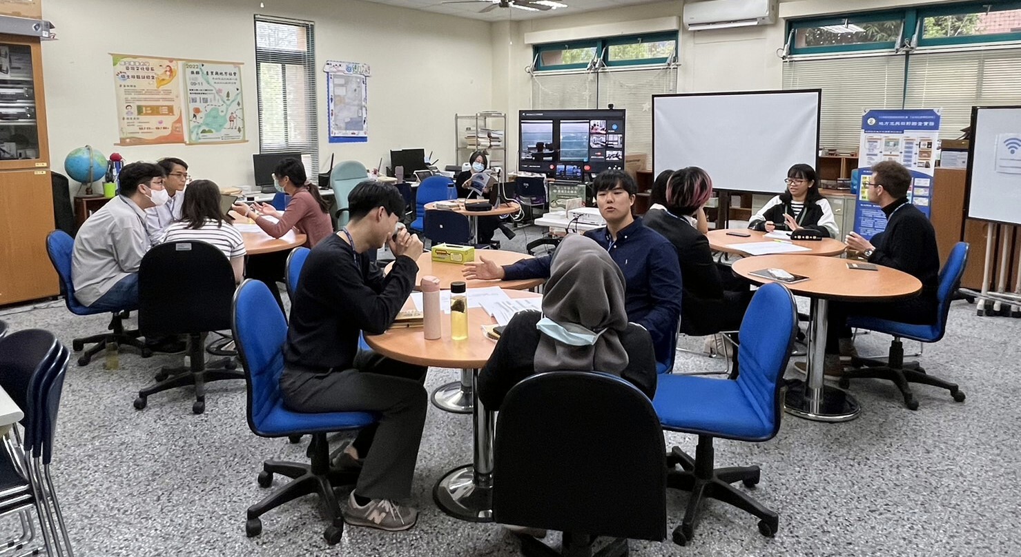 臺灣系碩士生（含外籍生）與日韓學者們進行World cafe