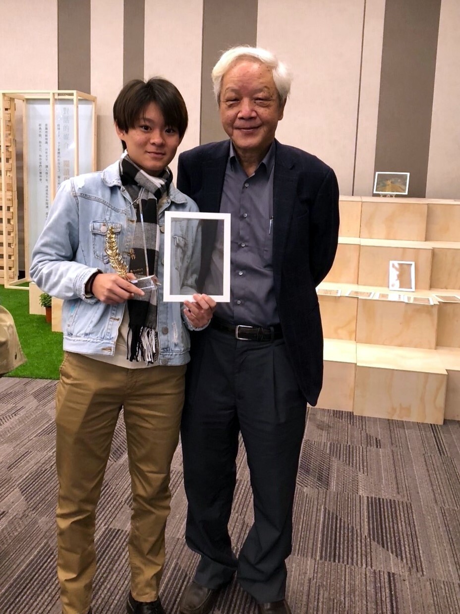 何忻豫同學獲得景青文學獎散文第一名並與作家向陽(林淇瀁)合影留念
