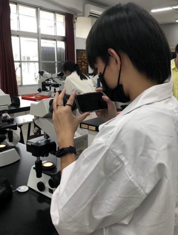 何忻豫同學在學校從事理化實驗