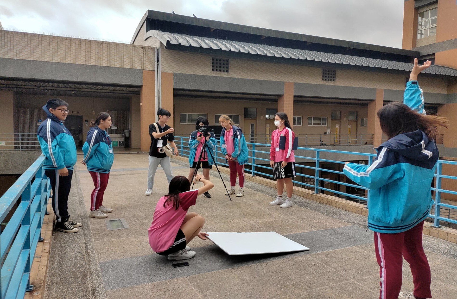 小隊輔李宇程及海星高中學員於原民院天台開拍廣告
