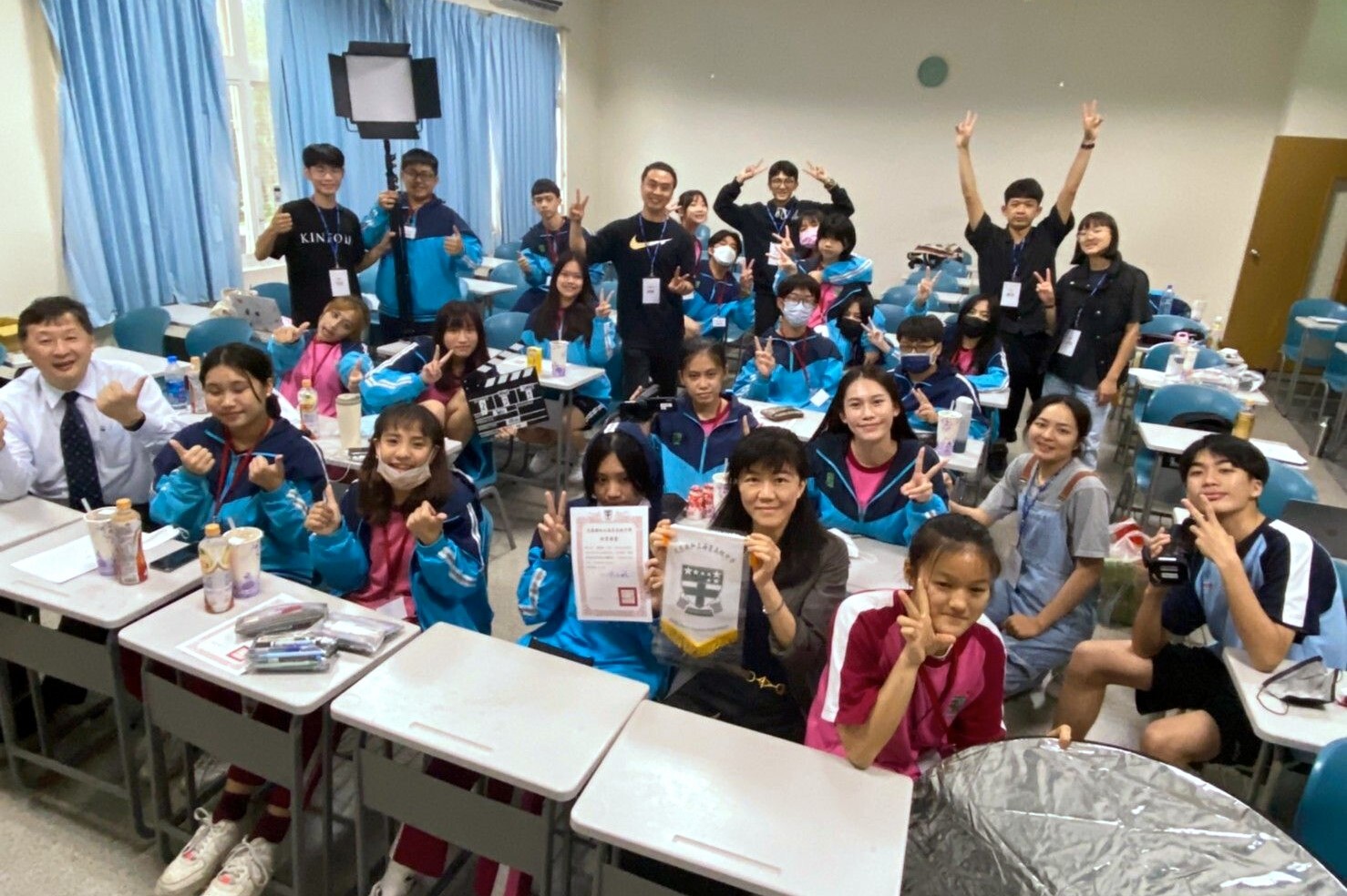 海星高中陳海鵬校長、東華大學語傳系簡月真主任以及與會師生閉幕式合影