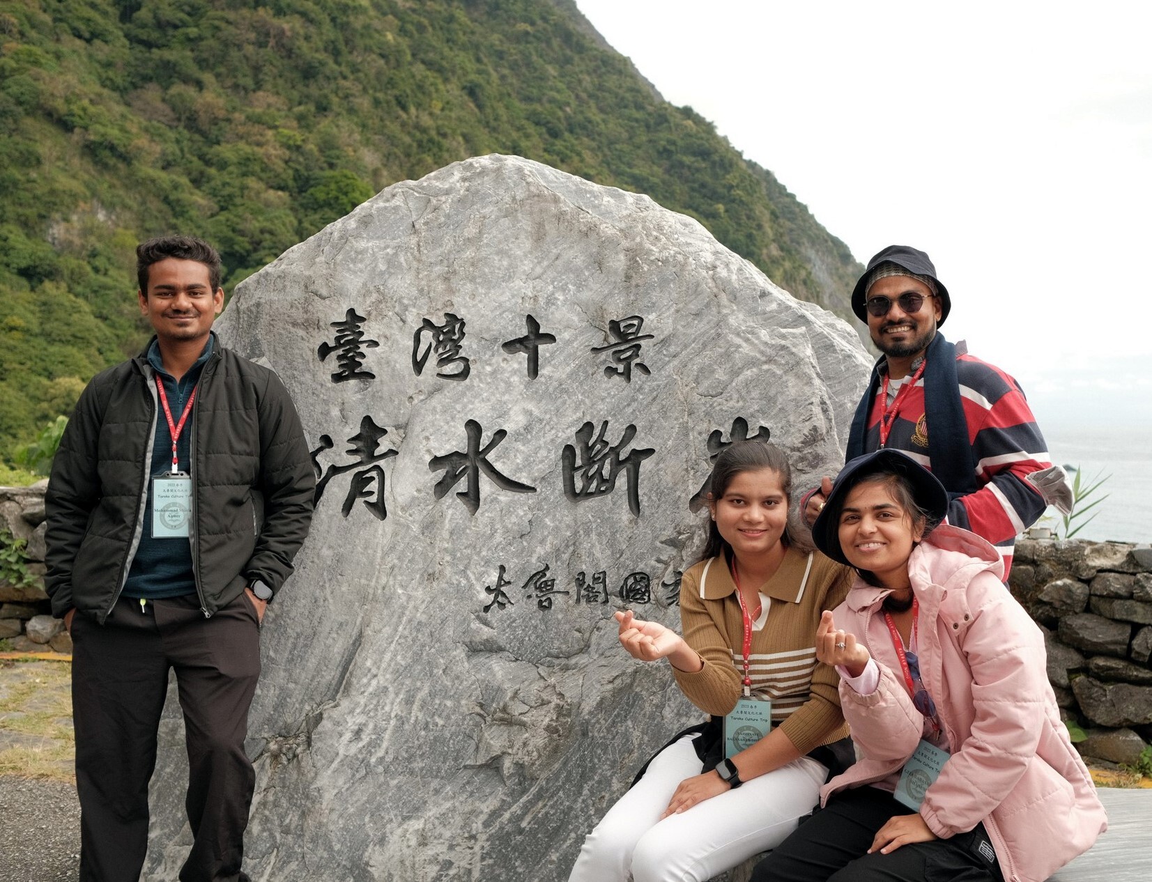 印度學位生在清水斷崖地標合照