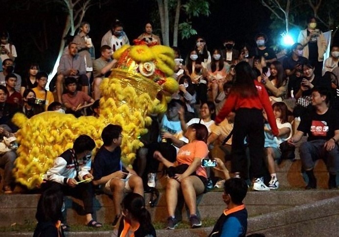 醉花醒獅團與觀眾互動
