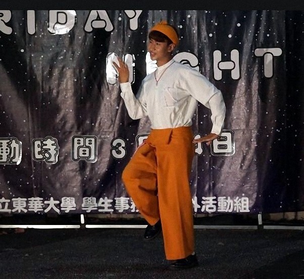 緬甸同學穿著傳統民族服飾進行傣族傳統文化表演
