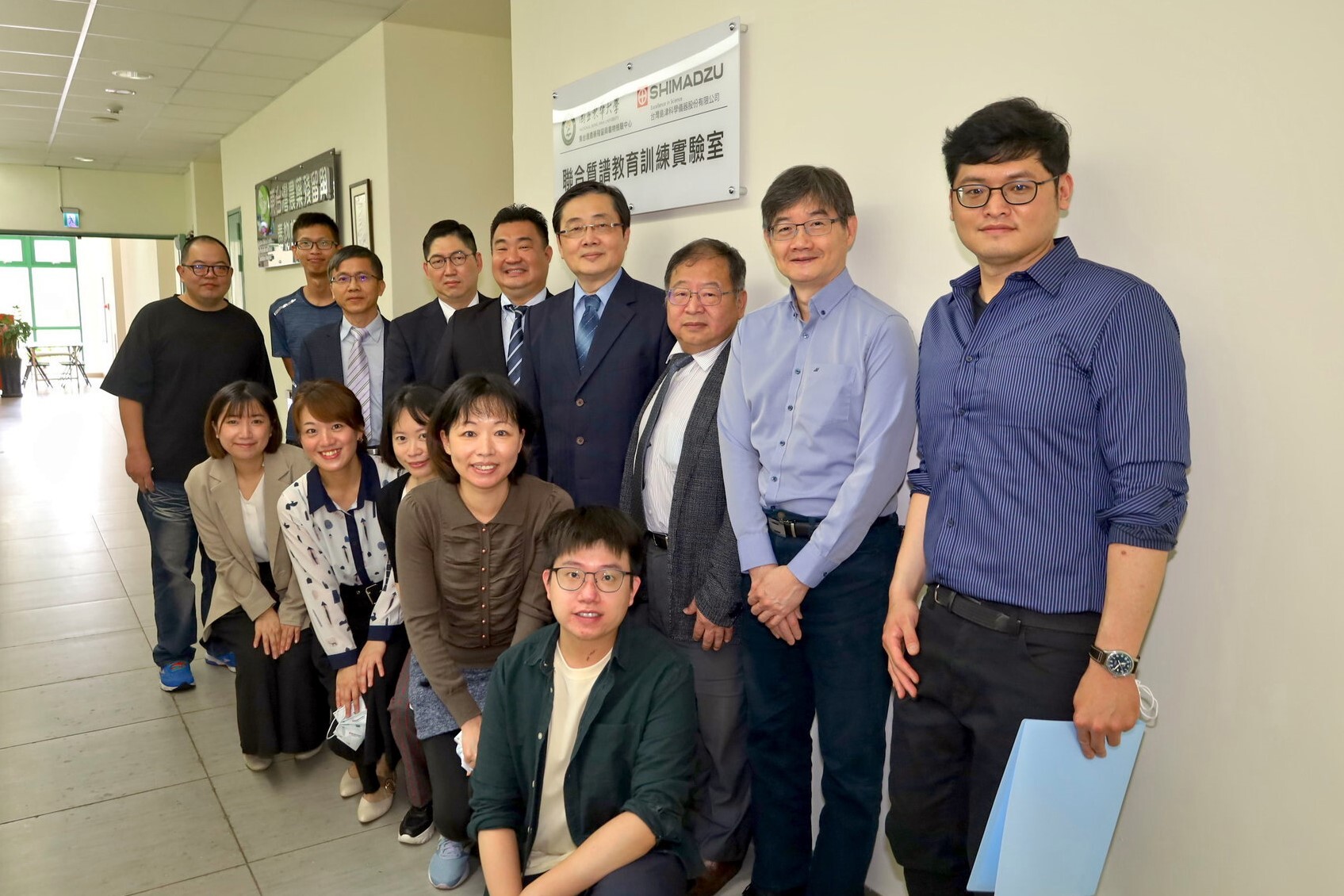 東華大學聯合質譜教育訓練實驗室揭幕與會人員大合照