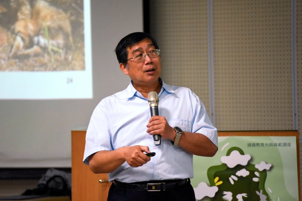 林育安教授與學生分享兔子的生物習性