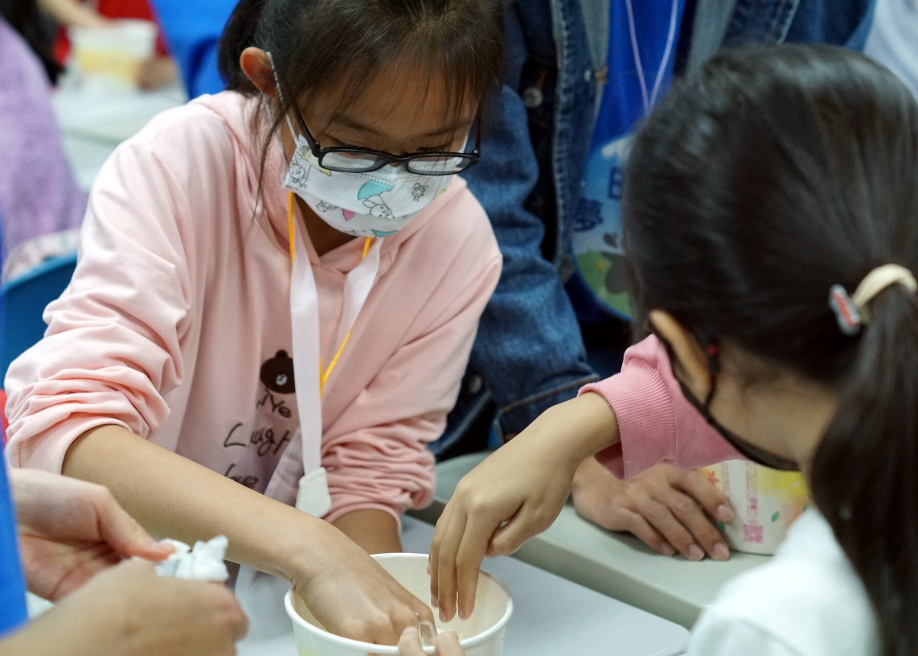 「小小領袖營」教學期間學員認真進行實驗