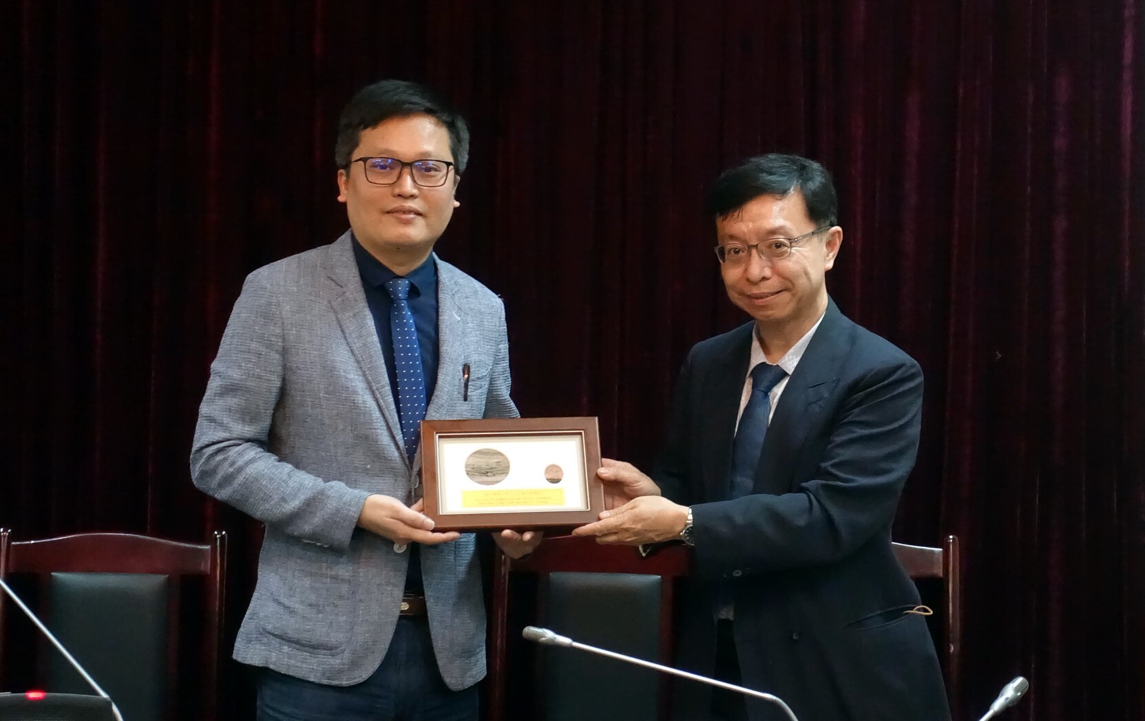 至漢喃研究院進行拜會交流,左為阮俊強院長