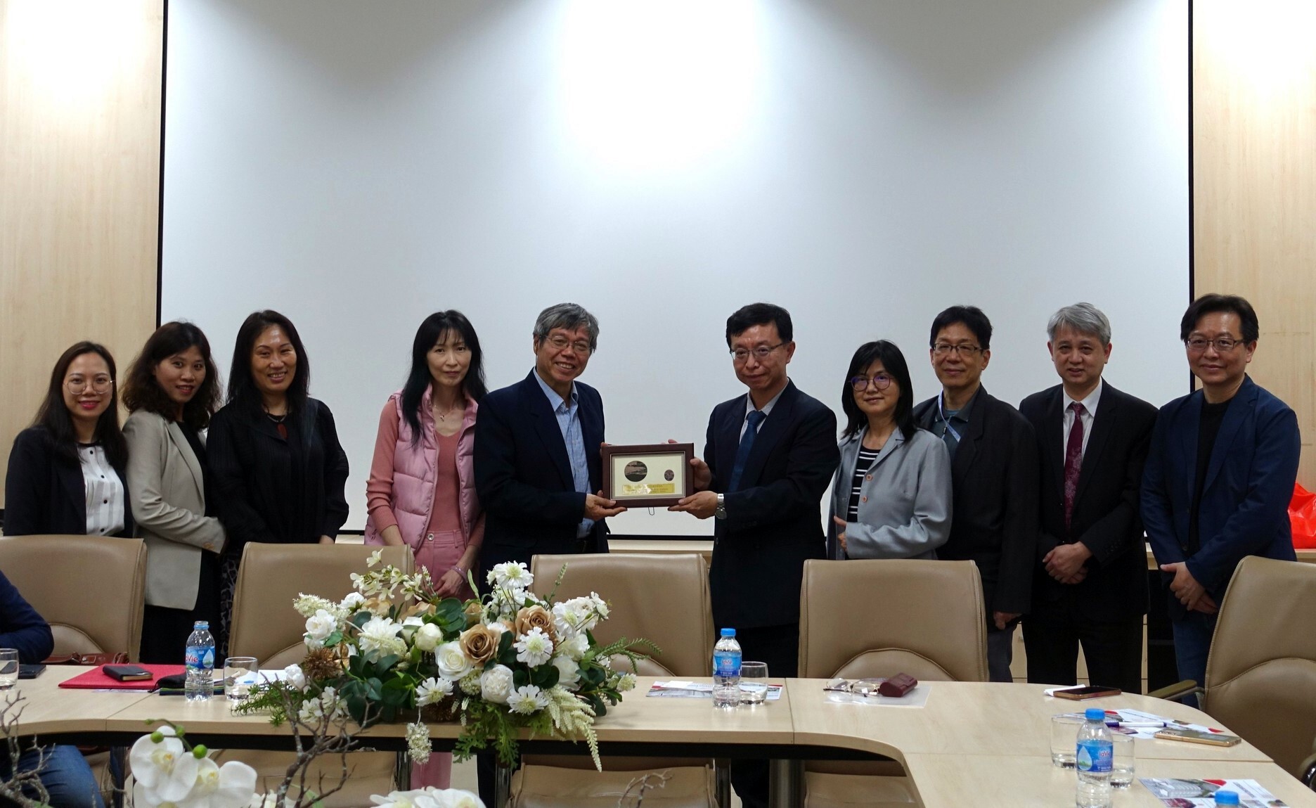 赴越南昇龍大學進行拜會交流,致贈紀念品予Vũ Đỗ Quỳnh副校長