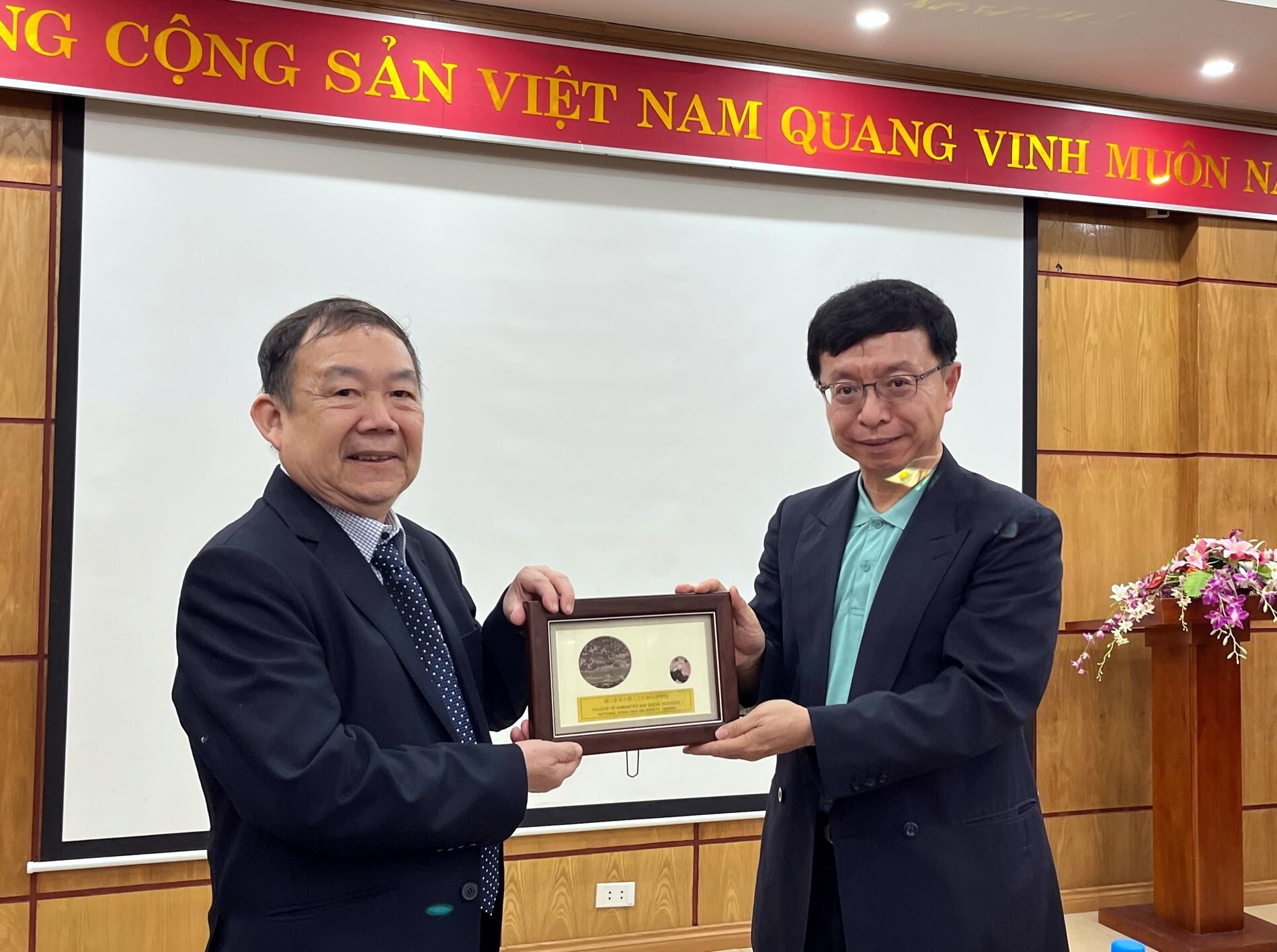 赴越南東方大學進行拜會交流,左為外國語學院Vũ Kim Bảng院長