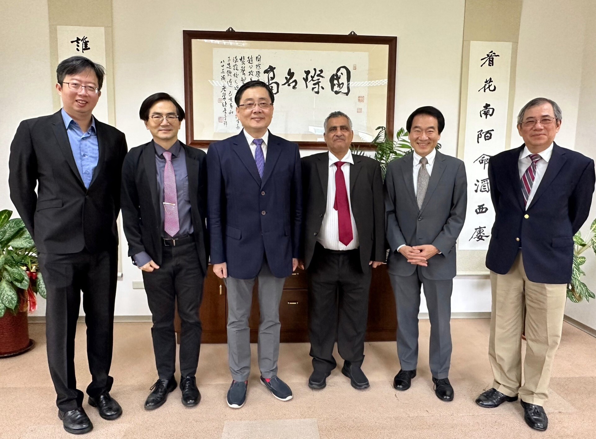 東華大學趙涵㨗校長、馬遠榮副校長、國際處翁胤哲組長與Hatim議員、高國亮副參事、魏煥忠副參事合影
