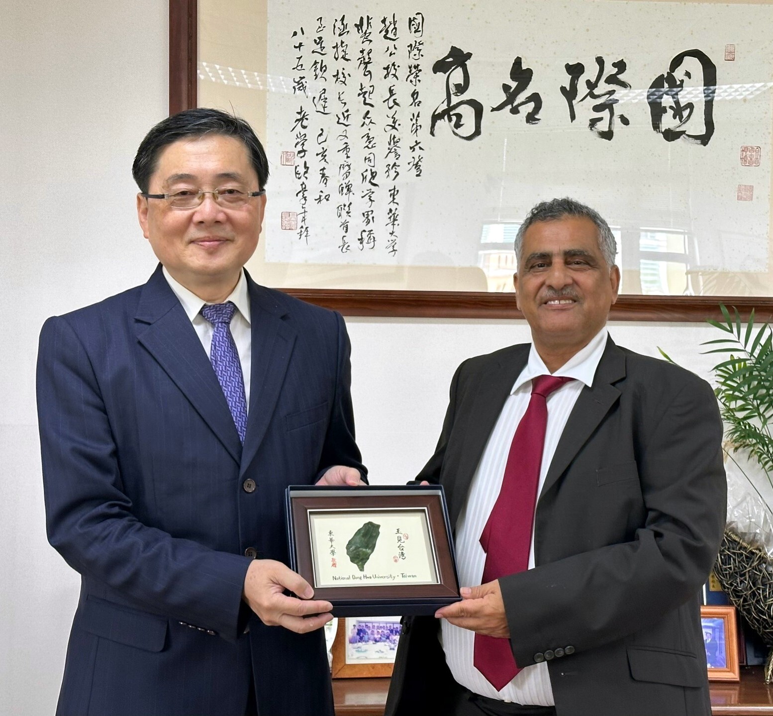 趙涵㨗校長致贈禮品予阿曼王國議員Honorable Hatim Al Taie