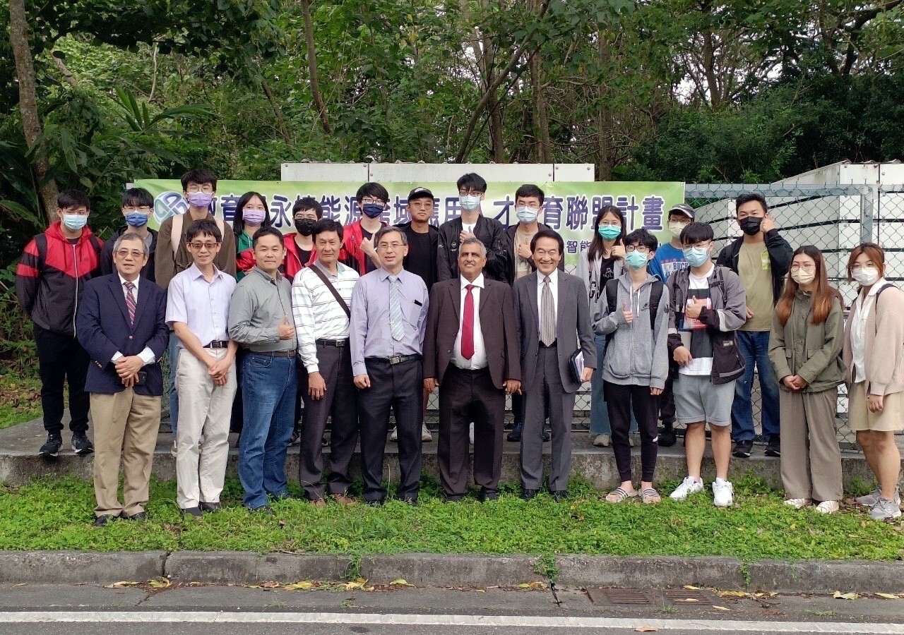 阿曼王國議員Honorable Hatim Al Taie與東華大學光電工程學系學生合影