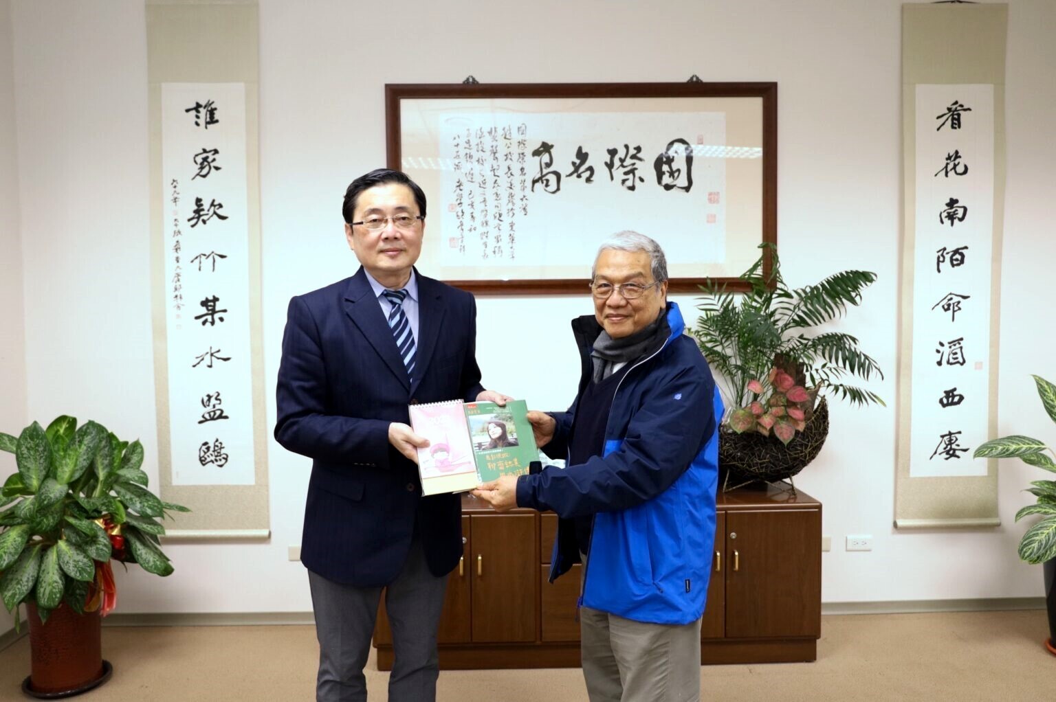 東華大學趙涵㨗校長與慧治基金會東部代表黃文欽合照