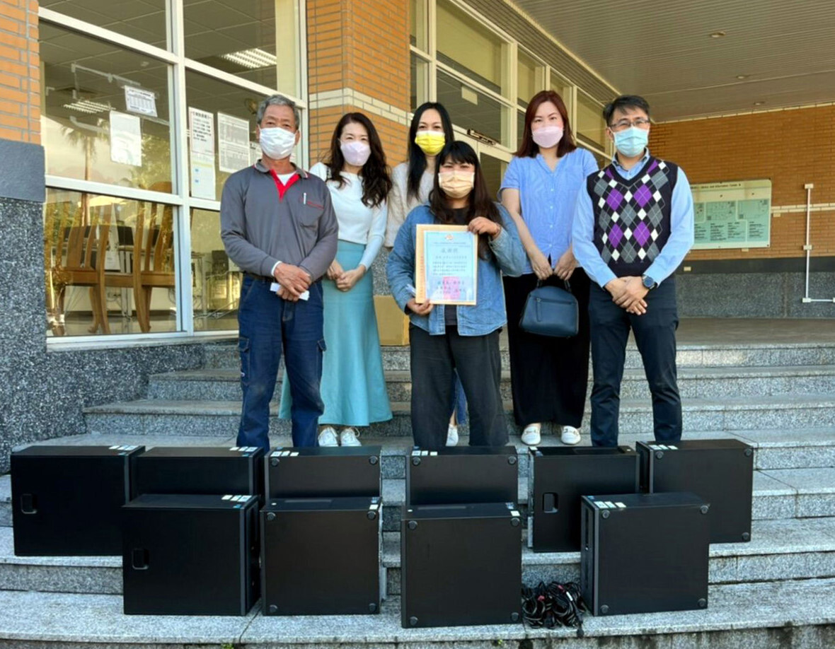 東華大學致贈電腦予慧治基金會,提供偏鄉使用