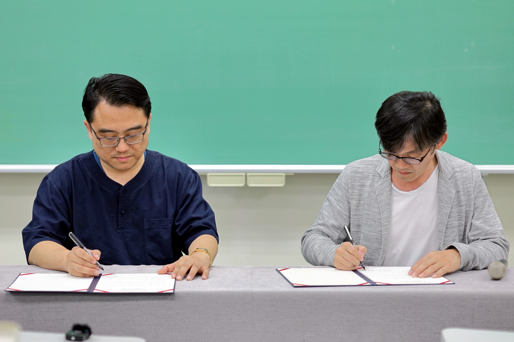 陳復院長與黃崇修所長簽署教學合作備忘錄