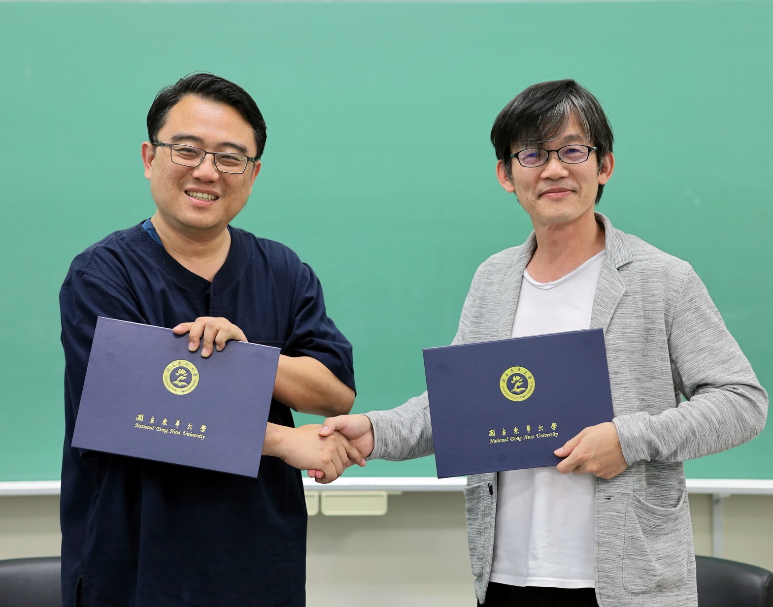 陳復院長與黃崇修所長兩人握手表示兩單位揭開合作的新里程