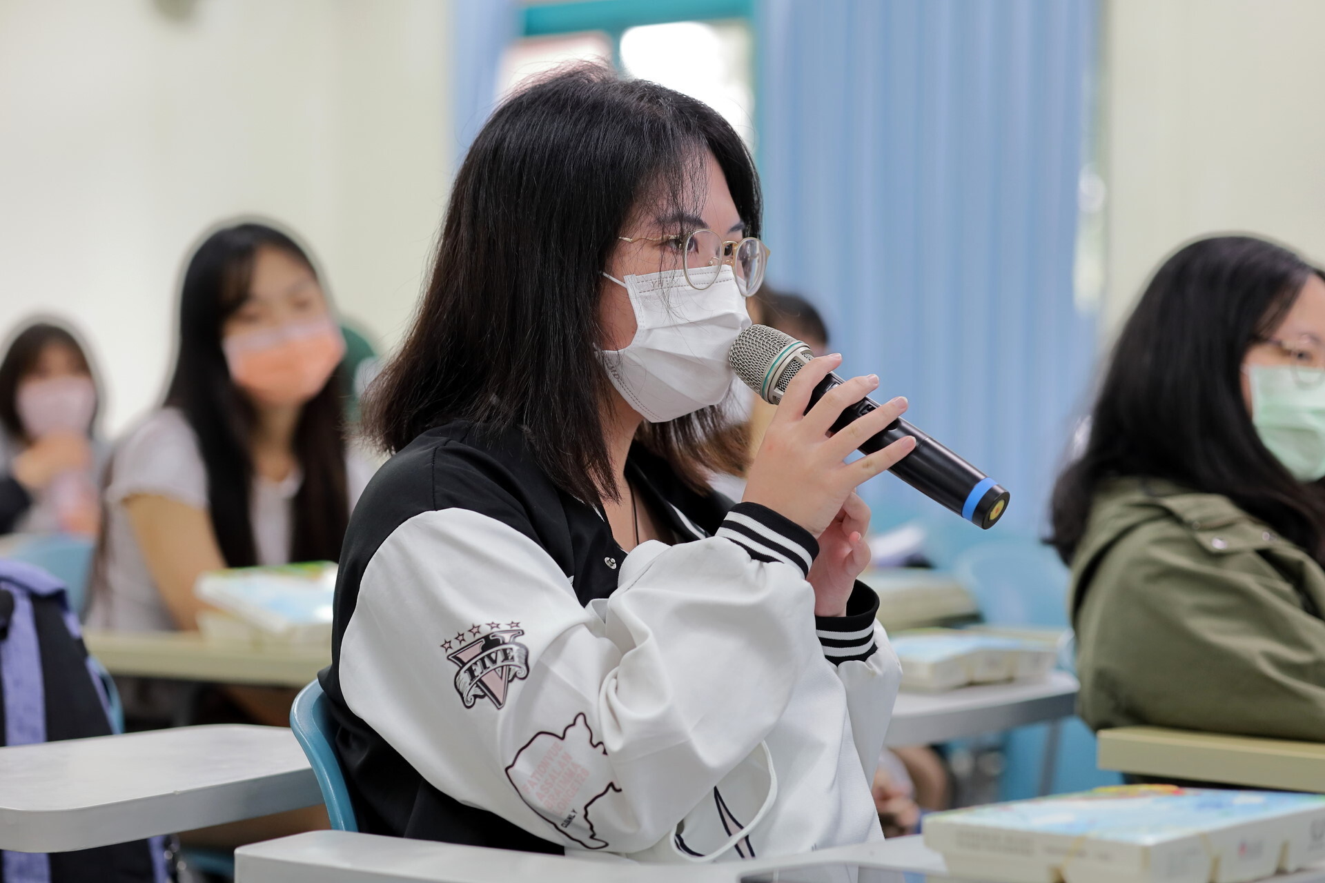 縱谷第二屆新生陳涵兒同學從自己的生活經驗來請教黃崇修所長