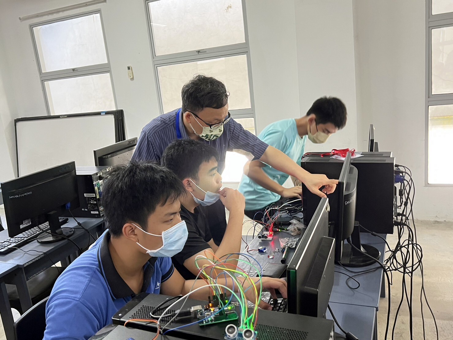 葉旺奇教授一一指導學生進行實務操作