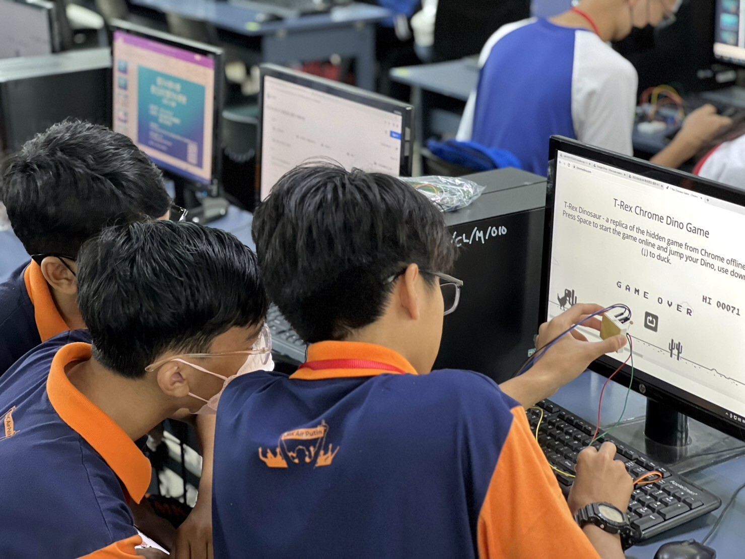 參與科學營的學生相當認真的測試實驗結果