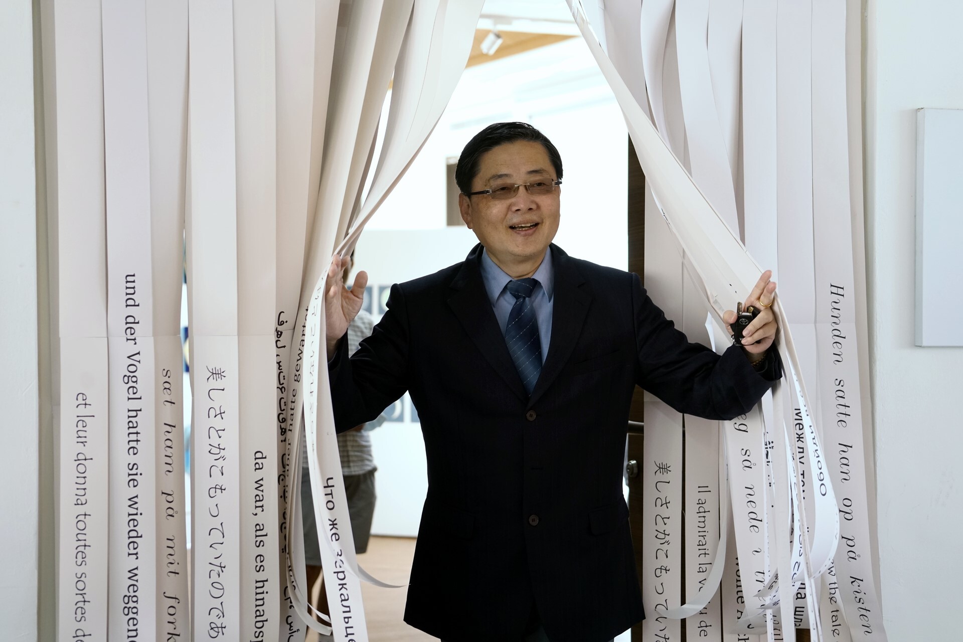 入口處設計了一組文字簾幕