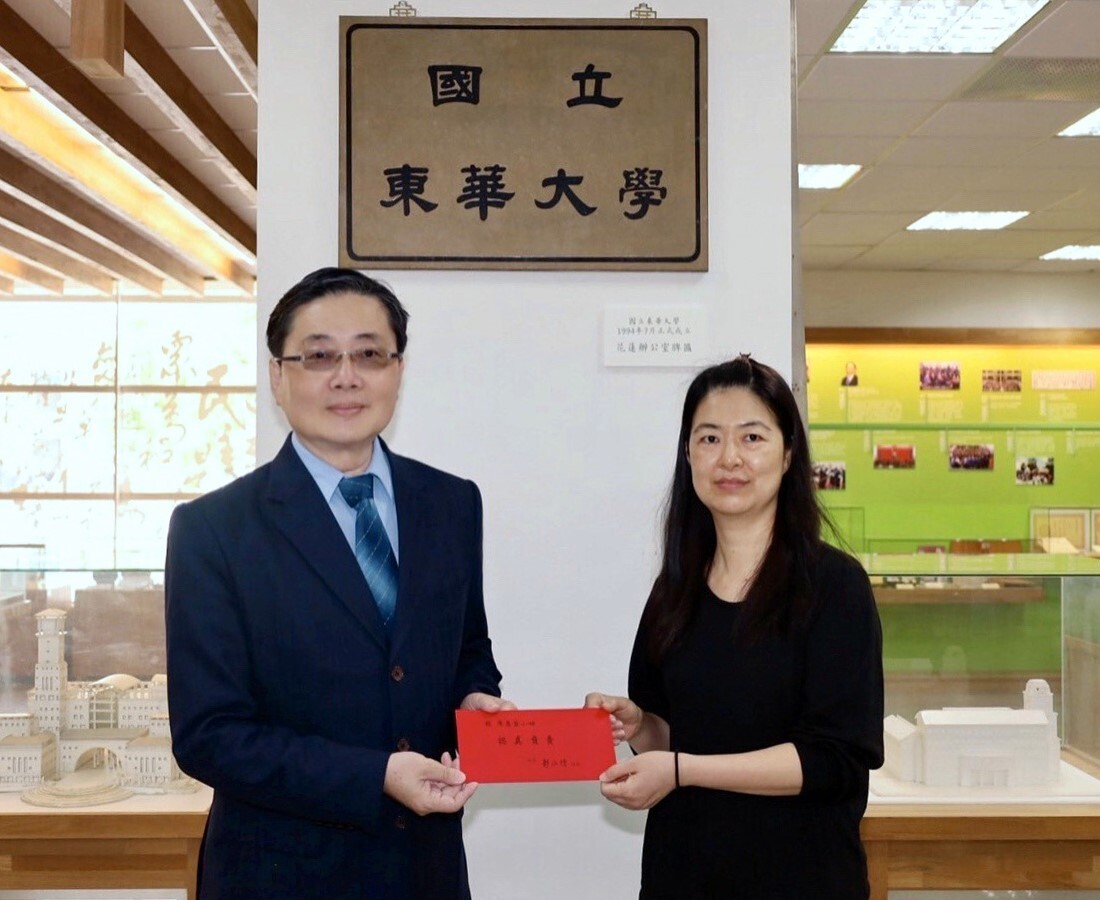 趙涵㨗校長特別致贈獎勵金予總務處陳惠萱小姐,表達尋獲牌匾謝意