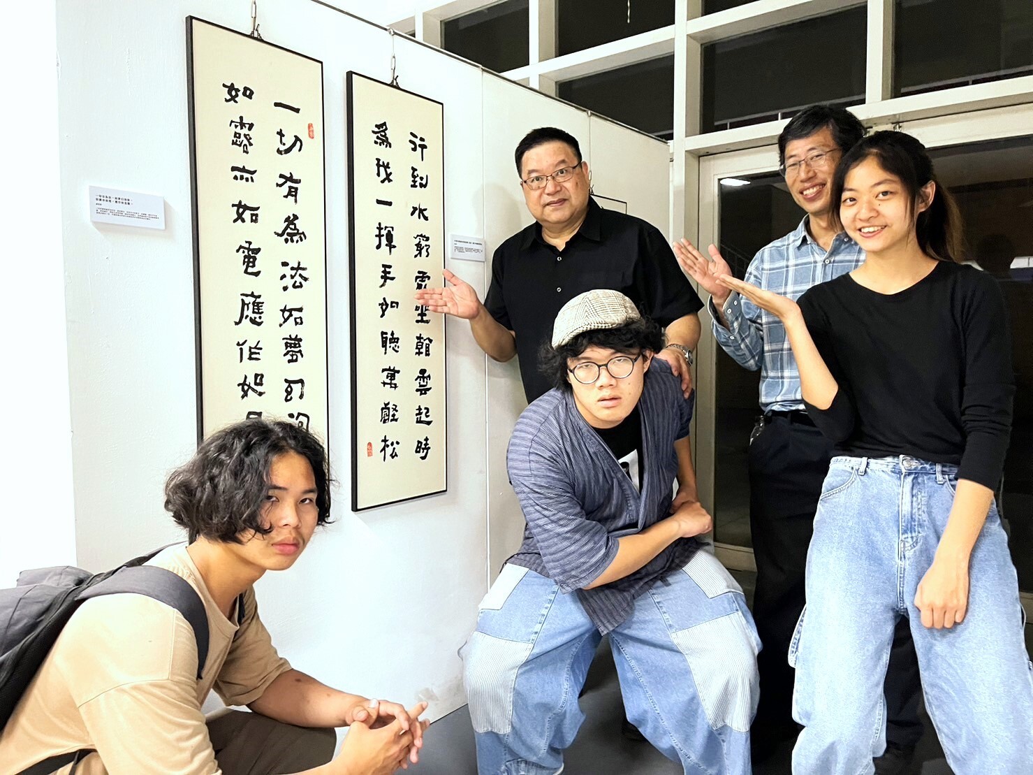 縱谷師生用行動藝術來表達對於師生書法聯展的支持