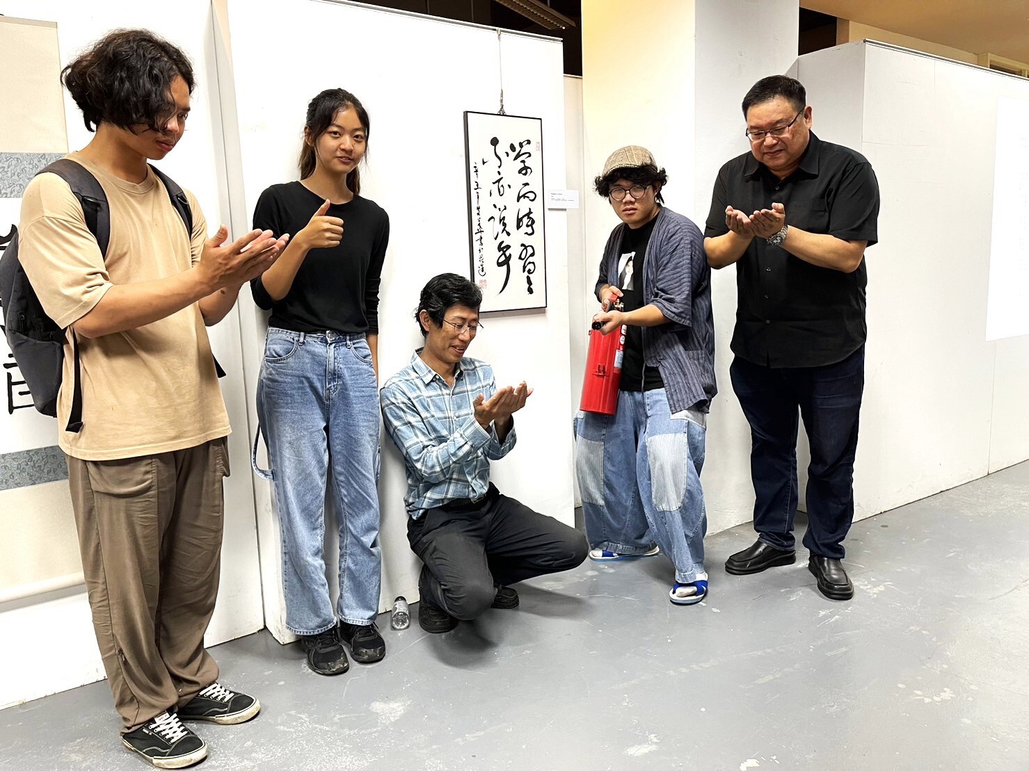 縱谷師生用行動藝術來表達對師生書法聯展的熱愛