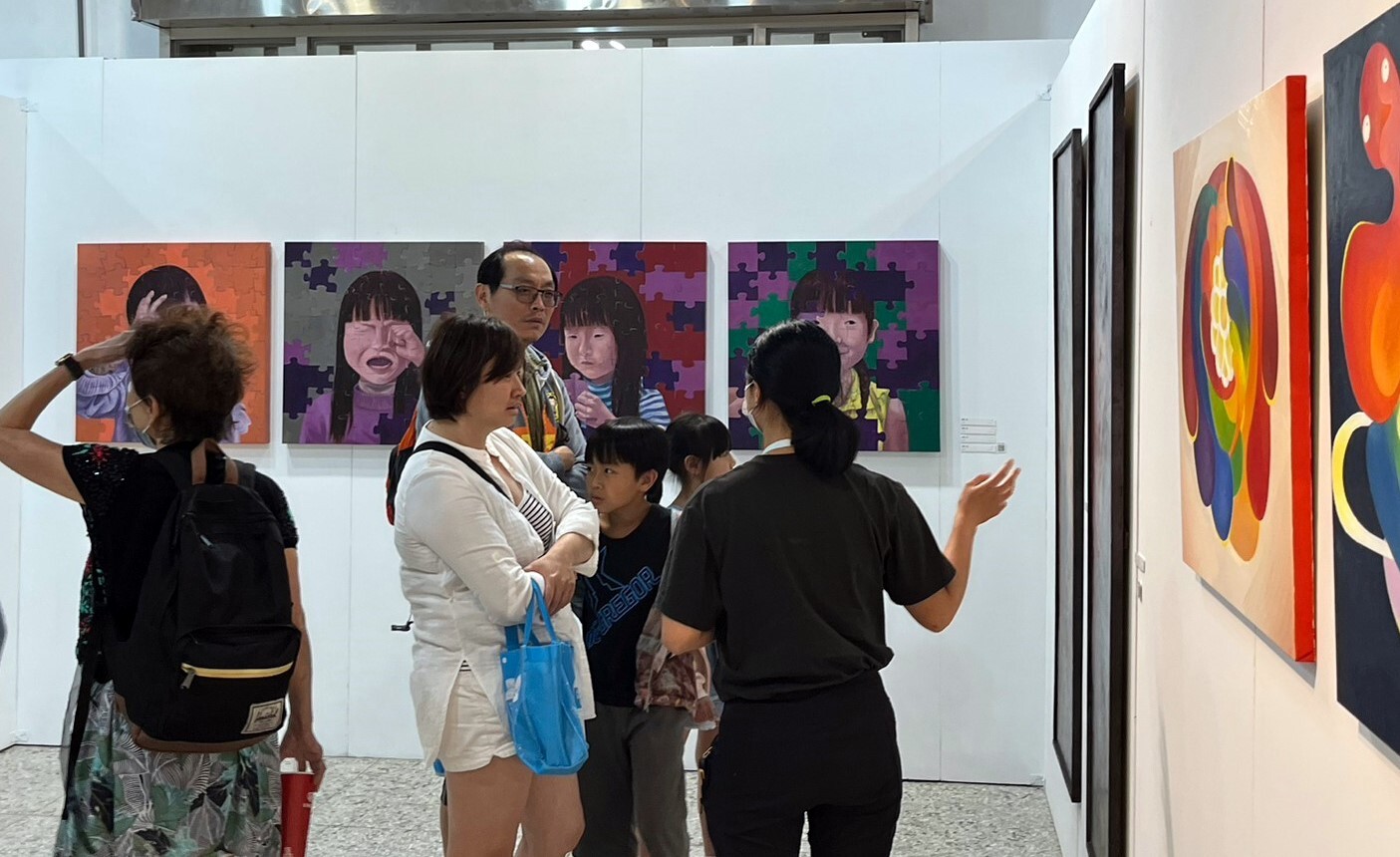 看展來賓與創作同學進行交流